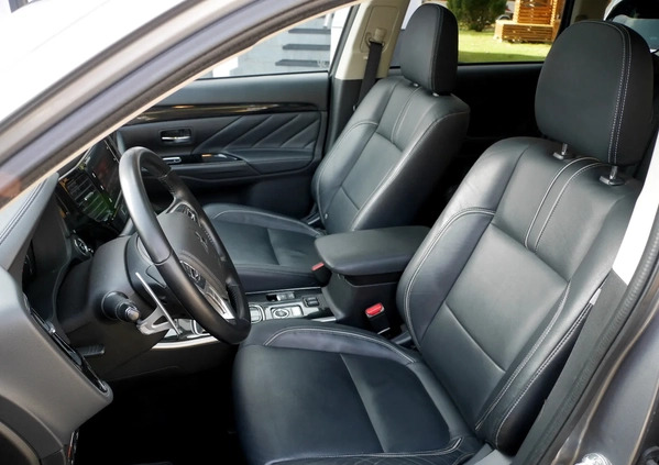 Mitsubishi Outlander cena 99500 przebieg: 114850, rok produkcji 2017 z Jordanów małe 529